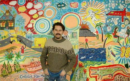 L'artiste Marcio Melo devant la murale